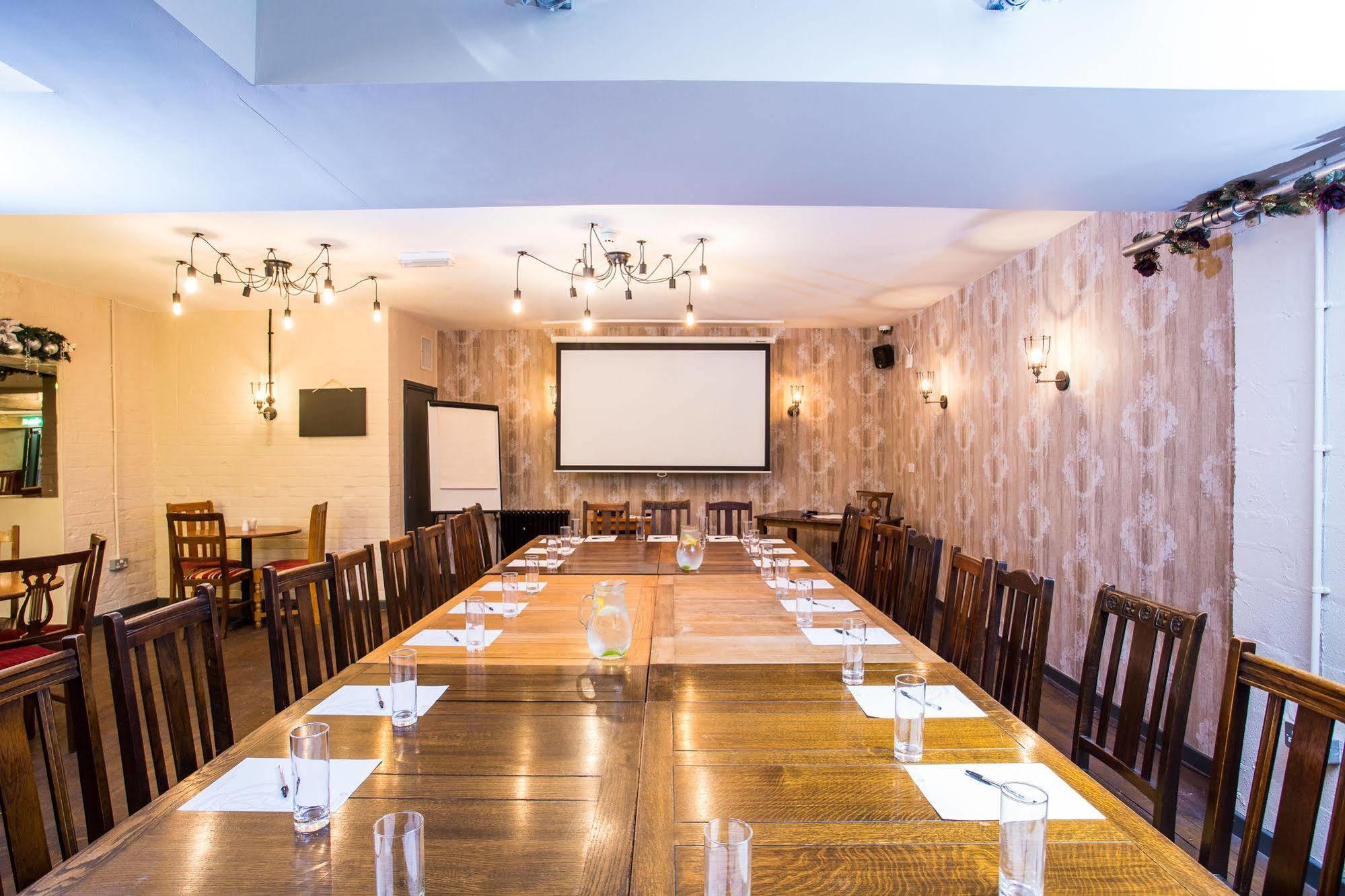 爱丁堡公爵酒店&酒吧 巴罗弗内斯 外观 照片